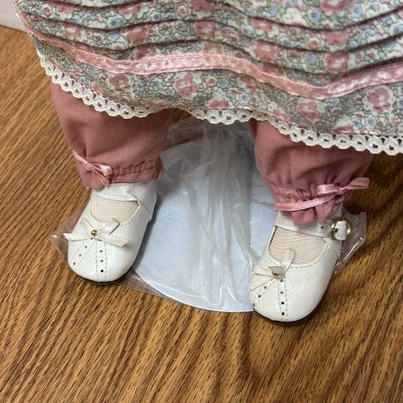 Hamilton Collection BRIANNA Porcelain Doll Designed by Joke Grobben - Picture 6 of 7